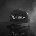 Casquette XIORA noire fond cinématique